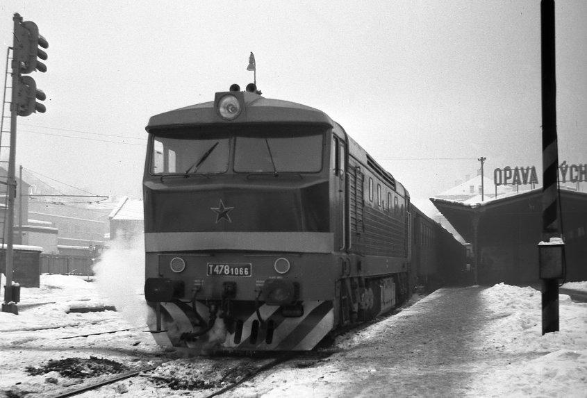 let, kdy se v Opavě vyskytovaly již jen "berty" vedené ve stavu olomouckého depa. nahoře: T478.