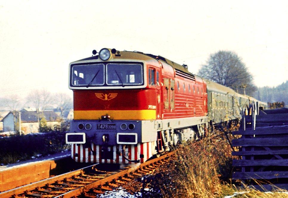 MAGAZÍN FOTOGALERIE LOKOMOTIVY.NET Jeden z opavských strojů T478.3288 projíždí na konci osmdesátých let Mořkovem.