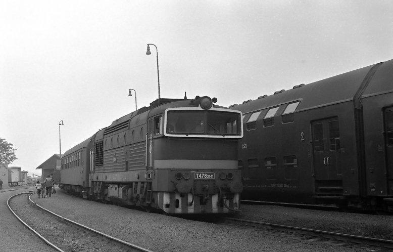 MAGAZÍN FOTOGALERIE LOKOMOTIVY.NET nahoře: Pouhých pět let sloužila ve Valašském Meziříčí T478.3141. 14. září 1984 ji fotoaparát v rukou Ládi Kroula zastihl ve Veřovicích. uprostřed: Nejen T478.