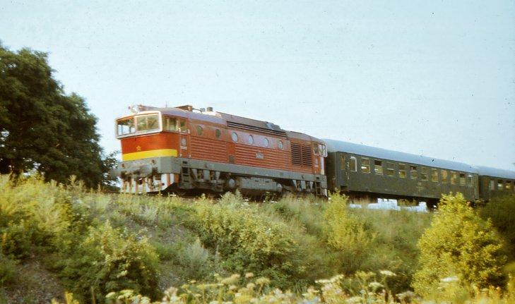 3159 byla v osmdesátých letech zvěčněna na osobním vlaku mířícím do Frenštátu pod Radhoštěm. foto Ladislav Hrbáč Berty T478.2038, T478.2066 a T478.