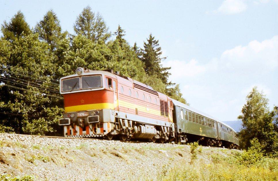 nahoře: Valašská stálice T478.3121 přiváží osobní vlak do Frenštátu pod Radhoštěm. V době pořízení snímku již nebyla vybavenazimním šípovým pluhem.
