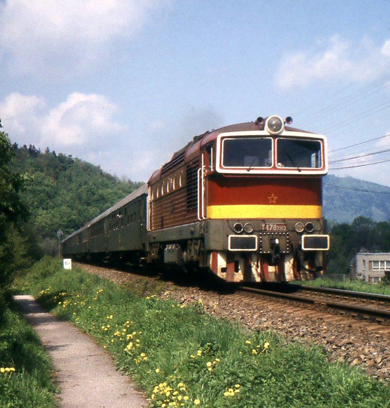 nahoře: T478.3097 před Frenštátem pod Radhoštěm. foto Marian Štěrba dole: T478.3162 právě minula předvěst do Frenštátu pod Radhoštěm při příjezdu z Veřovic.
