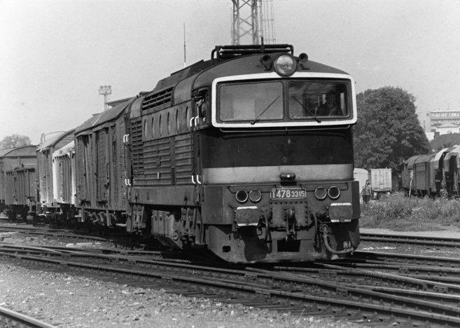 nahoře: T478.3315 se soupravou nákladního vlaku v Opavě východ, 14. září 1985. foto Ivo Raab uprostřed a dole: Proměna T478.