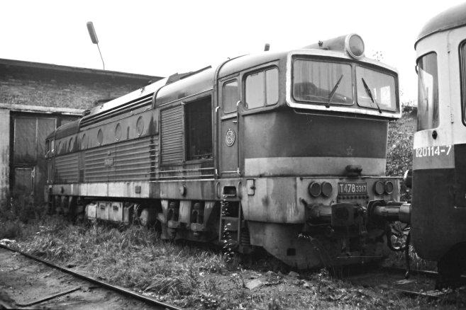 Neméně zajímavý je i před ní stojící motorový vůz 820.114. Jeho jediným výkonem býval zaměstnanecký vlak tzv. Zeppelin.