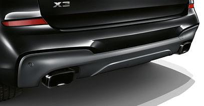 uvnitř zaujmou sportovní sedadla, M kožený volant s řadicími páčkami a exkluzivní označení M4 i nebo M4 d na přístrojích, krytech prahů a na zadní části vozu.