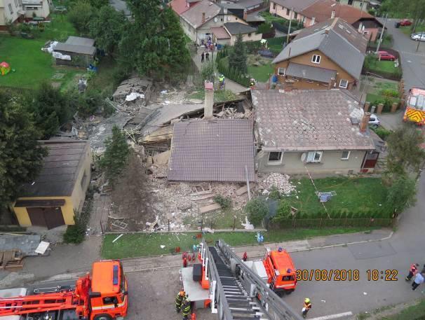 Příčina vzniku požáru byla stanovena formou vyšetřovacích verzí. Zraněn dobrovolný hasič. Výbuch zemního plynu v rodinném domě okres: Karviná obec: Český Těšín Datum: 3. 8.