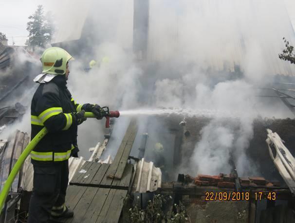 a střechy rodinného domu v obci Rýžoviště byl nahlášen v odpoledních hodinách.