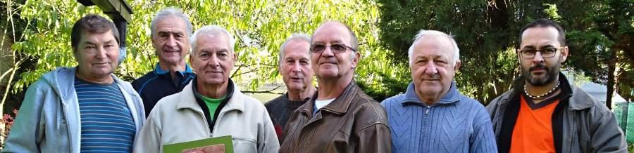 Kluci na zahradě Na pondělní schůzi jsme se domluvili, že se sejdeme v sobotu 7. 10. 2017 na zahradě Lumíra Krále, abychom si prohlédli krásnou plaketu z Chrudimi Zlatý Alberto.
