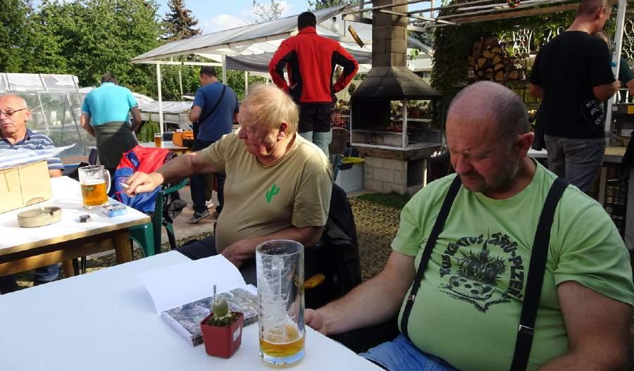Zavírání sezóny 2017 v Chrudimi Hodně kaktusářů a sukulentářů nepochybně ví, že se každoročně, každý poslední pátek a sobotu v září, schází v Chrudimi kaktusářsko-sukulentářská veřejnost.