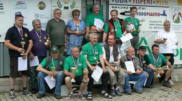 Nejlepší ve střelbě z krátkých zbraní......a z těch dlouhých spolu s předsedou organizačního výboru Petrem Tarantem (zcela vlevo). Výsledky družstev: Peterlongo (Perkusní revolver) 1.