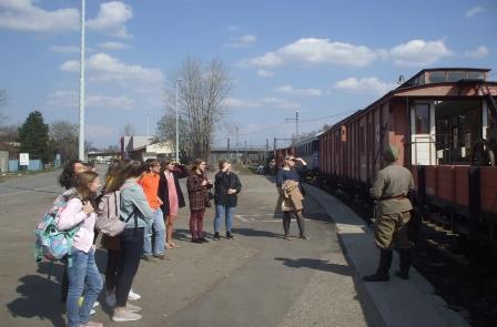 Exkurze Legiovlak Dne 4.dubna se skupinka nadšenců z kvart a tercií vydala na nádraží do Bohumína, kde byla na jednom jeho nástupišti přistavena věrná replika legionářského vlaku.