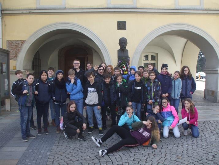 Na podzim jsme vysadili symbolické cibulky žlutých krokusů s nadějí, že na jaře vykvetou.