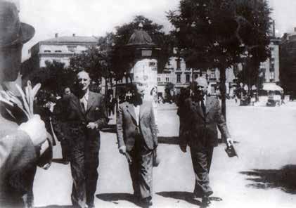 Příjezd generála Sergeje Ingra (uprostřed) do Krakova v červenci 1939. Vpravo velitel čs. vojenské skupiny pplk. Ludvík Svoboda, vlevo konzul Vladimír Znojemský. Krakovem divoká bouře.