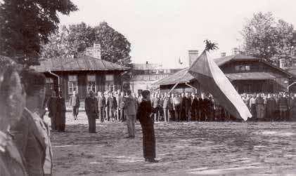 Nástup čs. dobrovolníků odjíždějících 28. července 1939 čtvrtým transportem do Francie, tábor v Malých Bronovicích. Dole čs. dobrovolníci ve vlaku během cesty z Krakova do Gdyně.