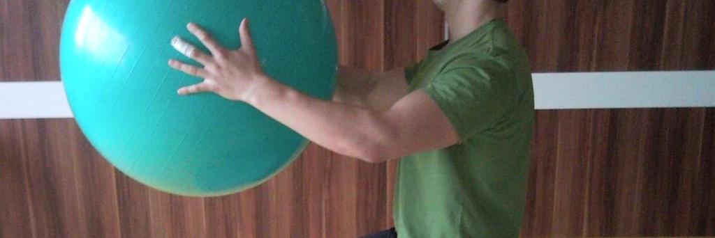 cvičence, cvičenec může gymball předávat terapeutovi dopředu i do