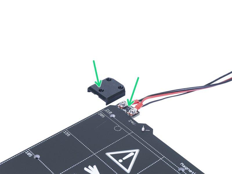 Step 7 Příprava dílu heatbed-cable-cover Vezměte menší z dílů a vložte do něj M3n matky. Použijte techniku vtahování matek pomocí šroubu. Díl si ponechte na později (Krok 10).