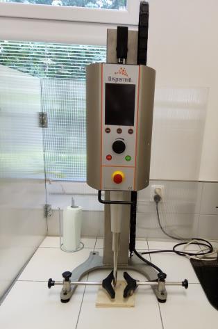 Laboratorní zařízení na výrobu a testování silikátových nátěrových hmot.
