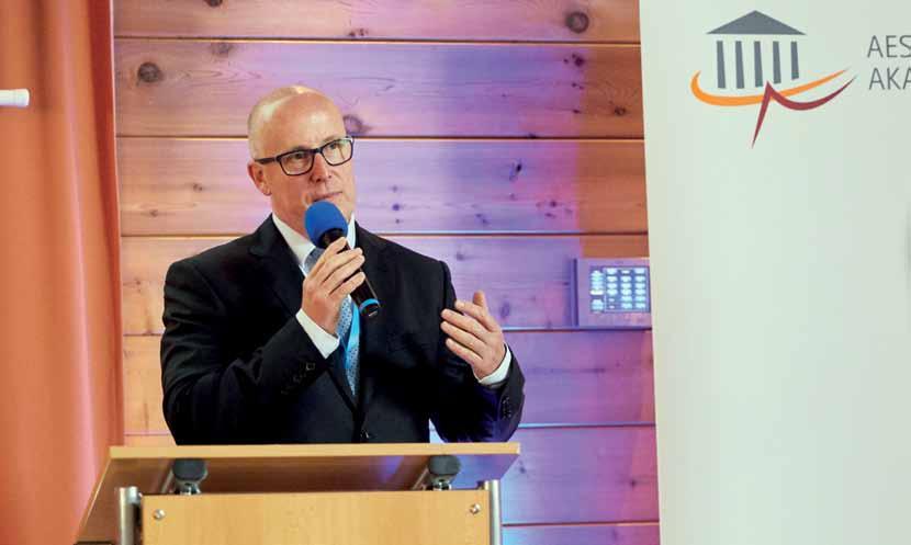 14 aesculap Akademie Hlavní organizátor a přednosta pověřený vedením Chirurgické kliniky Pardubické nemocnice MUDr. Lukáš Sákra, Ph.D., patří k předním českým odborníkům na dvoutýmové provedení TaTME.