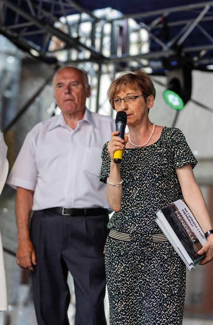 100 LET MENDELU ROZHOVOR PRVNÍ PROFESOŘI BYDLELI VE SVÝCH KABINETECH A SPALI NA SLAMNÍCÍCH Ke 100. výročí založení dnešní Mendelovy univerzity v Brně vychází dvě publikace, které se navzájem doplňují.