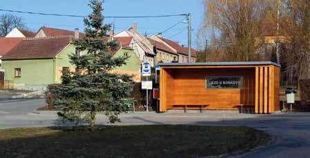 Proto vytvořila návrh moderního objektu ze dřeva a ve spolupráci s obcí se jí podařilo projekt realizovat. V Újezdu dnes stojí krásná moderní stavba, kterou občané denně využívají.