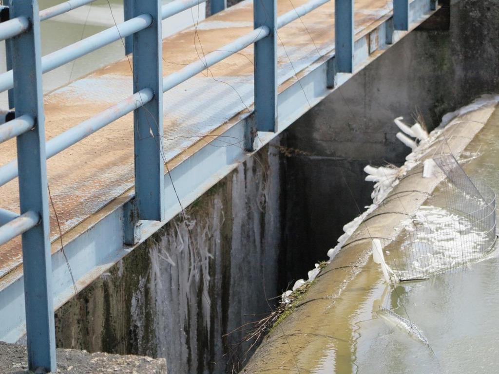 4.4. Hydraulické výpočty Zde budou stanoveny konsumpční křivky pro všechna zařízení, která se dají použít pro převedení povodňových průtoků.