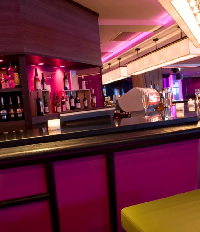 Bary Hlavní bar Večer jistě oceníte velký barový krb, který navodí tu správnou atmosféru.