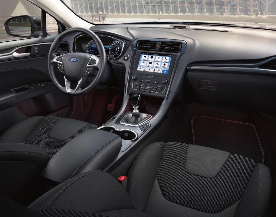 ČR Palubní počítač s 10,1" barevným displejem Systém KeyFree - vstup do vozu a startování bez použití klíče Vyhřívaná přední sedadla Vnitřní zpětné zrcátko s automatickým zatmíváním