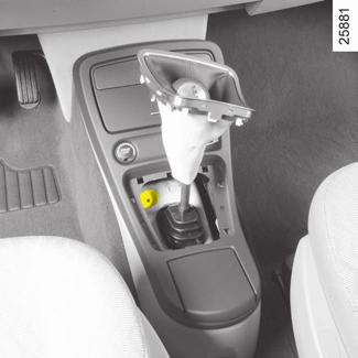 AUTOMATICKÁ PŘEVODOVKA (pokračování) Provozní závady Pokud se za jízdy zobrazí zpráva Zkontrolovat převodovku, znamená to poruchu. Co nejdříve se obraťte na svého prodejce vozů RENAULT.
