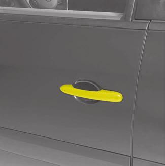 OTEVŘENÍ A ZAVŘENÍ DVEŘÍ Bezpečnost dětí 2 1 Otevření dveří zvenku Pokud budou dveře odemknuty pomocí karty RENAULT, uchopte kliku 1 a přitahujte k sobě, až se dveře otevřou.