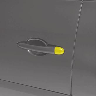 ZAMKNUTÍ a ODEMKNUTÍ DVEŘÍ Zamknutí a odemknutí dveří zvenčí Provádí se pomocí karty RENAULT: přejděte na odstavce Karty RENAULT v kapitole 1.