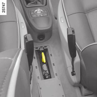 AUTOMATICKÁ PARKOVACÍ BRZDA (pokračování) Provozní závady V případě závady se na matricovém displeji zobrazí výstražná zpráva (podle vybavení vozidla) a podle případu kontrolka 2 bliká a kontrolka 5