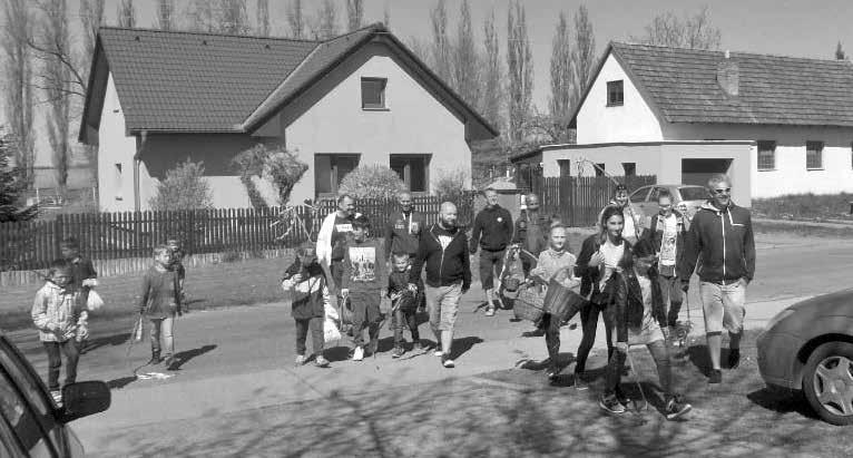 Věra Koutníková Velikonoce v Újezdě Vše začalo letos už v sobotu před Velikonocemi. Děti i dospělí se sešli odpoledne v Klubovně a dali se do výroby velikonočních dekorací.