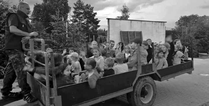 "Strejda" Bolek Niedoba zajistil skákací hrad a nafukovací šipky, které obsluhovaly "tety" Olga Škvrnová a Martina Čepelková. Obě tyto atrakce měly č.8 a č.9.