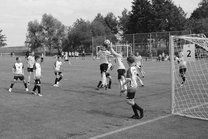 32 Co se událo... 6. ročník turnaje O černilovský pohár V sobotu 22. 6. 2019 jsme se již po sedmé setkali ve sportovním areálu v Černilově, kde pořádal FK Černilov další ročník fotbalového turnaje pro mladší žáky.