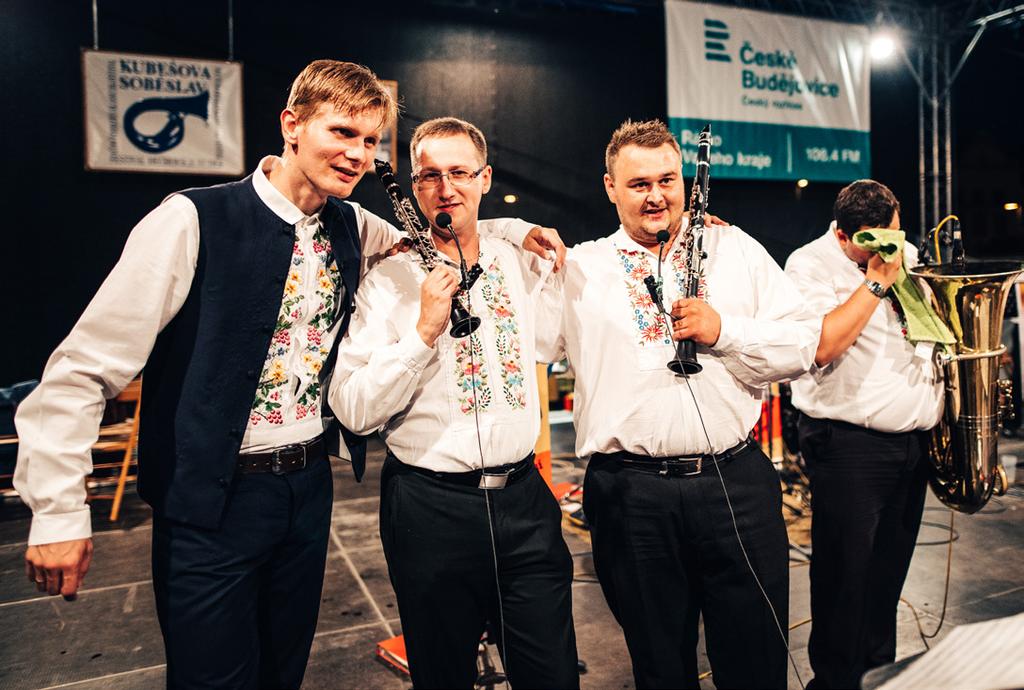 zpěváci kapely Vysočinka Neděle: polední koncert