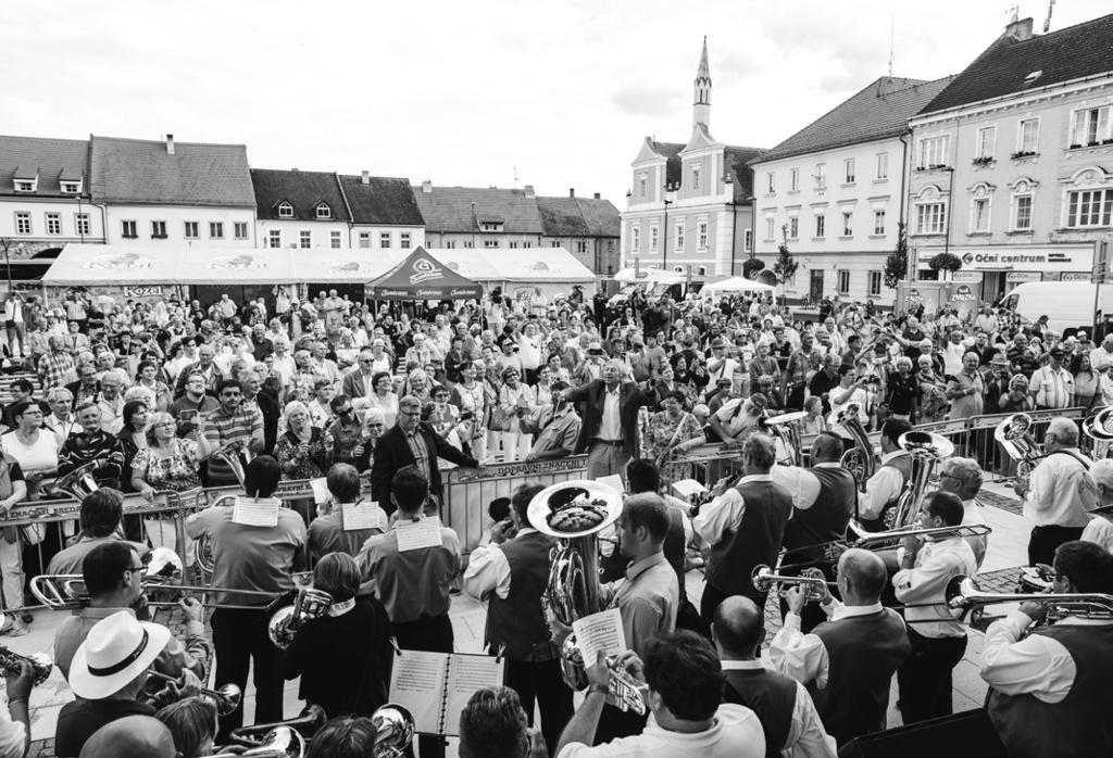 poledního vysílání Českého rozhlasu ČB byly předány