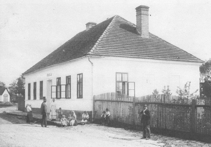 19 Před sto třiceti lety byla založena obecná škola v Mezné Mezná na Soběslavsku si v tomto roce připomíná 130. výročí založení obecné školy.