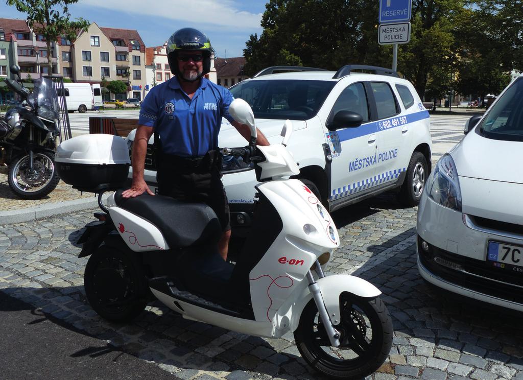 -min- Vrchní strážník městské policie Miroslav Drs sdělil redakci své dosavadní zkušenosti s novým dopravním prostředkem: Vyjíždíme s ním dle potřeby především tam, kde je třeba na místo určení dojet