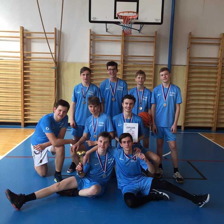Úspěšní sportovci! Basketbalisté druzí na okresním turnaji v basketbalu Basketbalisté ZŠ Vyškov, Nádražní 5 se zúčastnili 28. února okresního finále základních škol v basketbale.