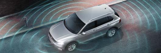 03 05 01 02 01 Tiguan udržuje při jízdě v terénu vždy kurz při jízdě po silnici pak zůstává v jízdním pruhu.