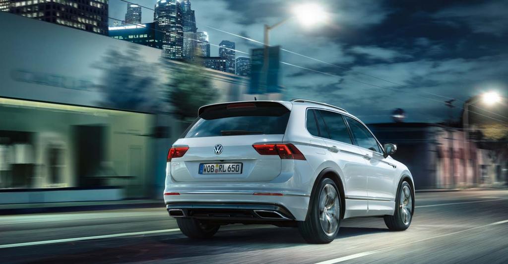 SO 03 Celkové hodnocení vrcholový sport. R-Line nárazníky vpředu i vzadu, černý leštěný difuzor a zadní spoiler proměňují celkový obraz vozu Tiguan na kompozici projevující čistou dynamiku.