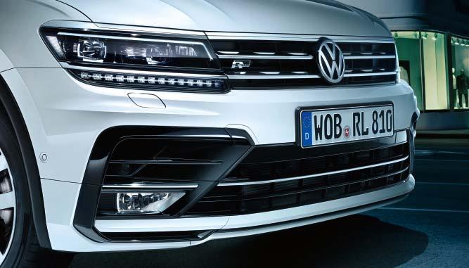 06 Tiguan s vykřičníkem: Logo R-Line na mřížce chladiče dává zcela zřetelně najevo mimořádnou sportovní orientaci. Stejně jako nápadná signatura ve tvaru písmene C na nárazníku.