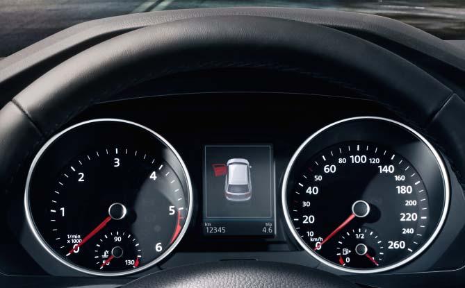 Prostřednictvím multifunkčního volantu v kůži pak můžete ovládat infotainment systém, palubní počítač a volitelně také Váš mobilní telefon, aniž byste přitom museli sundat ruce z