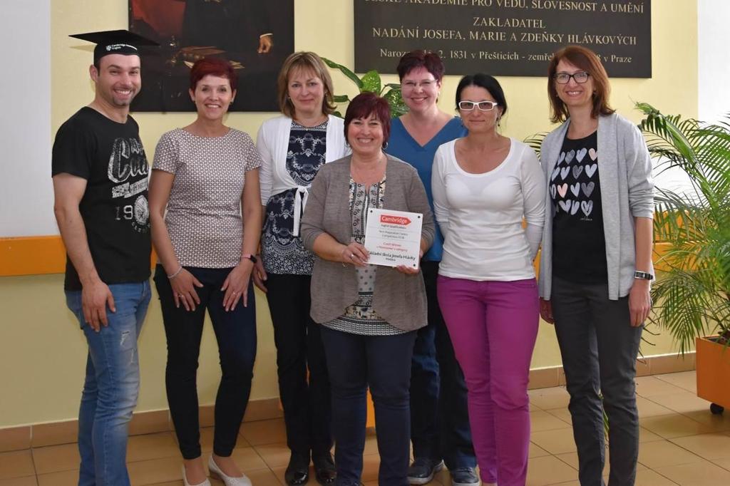 Lektoři kroužků anglického jazyka s oceněním Newcomer Zleva: Lukáš Friebel,