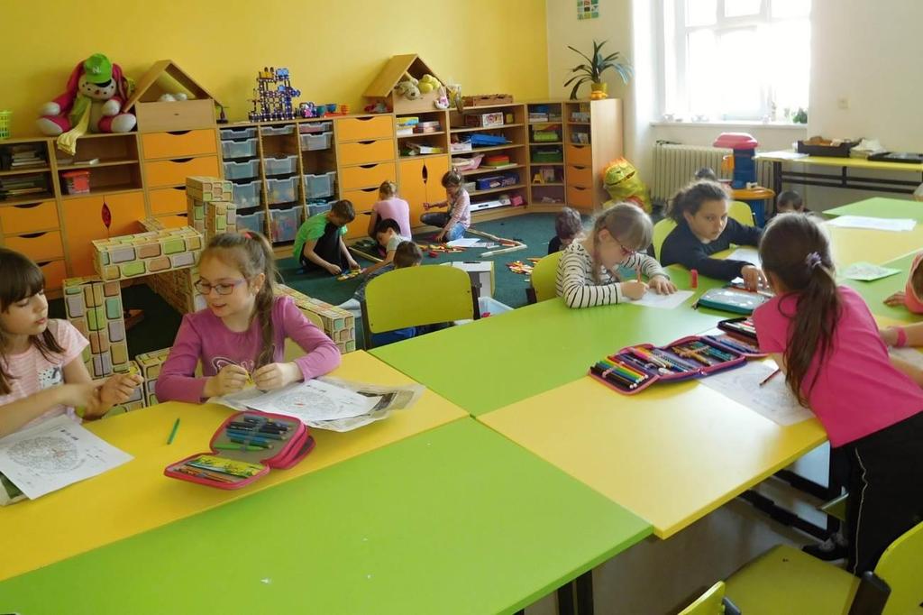 Prostory nové školní družiny v budově Rebcova Říjen 2018 Chutě a barvy podzimu - soutěže, výrobky z přírodních materiálů Poznej své město - vědomostní soutěž pro děti s procházkou po městě KKC