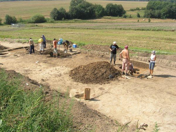 Nevyhýbá se ani aktuální problematice všeobecného používání detektoru kovů, které archeologii přináší jak pozitiva, tak i negativa.