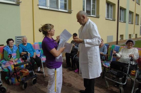 Veselou zábavu jsme začali pořádným bouchnutím do velkého lavoru s vodou. Nikdo nemusel mít obavy, skvělý tým záchranářů byl vybaven patřičnými pomůckami.
