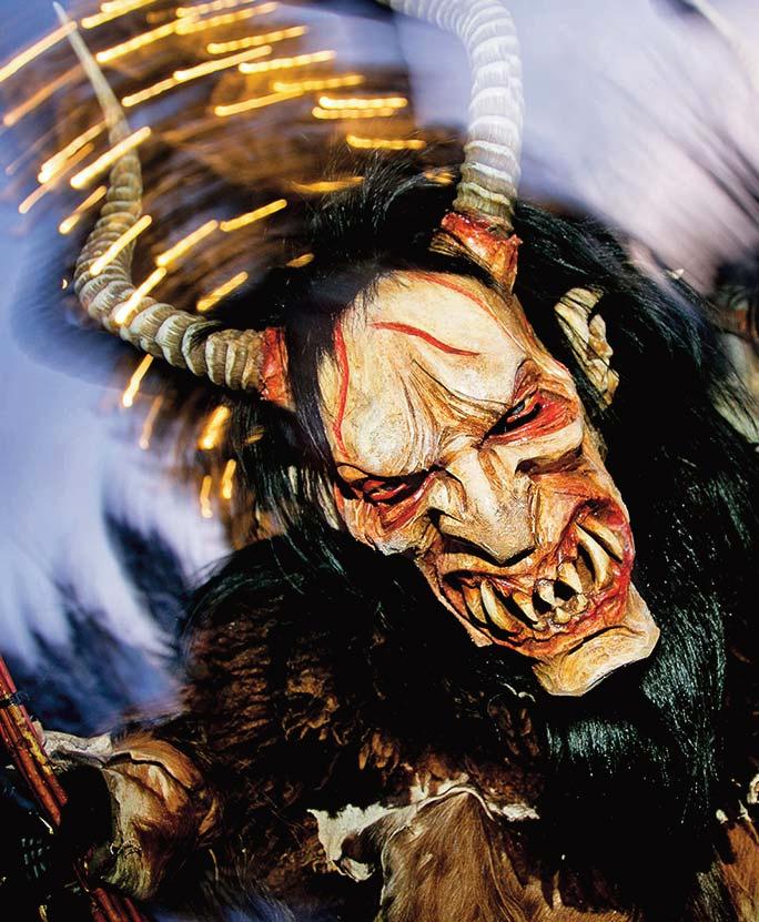 lokalita Kdo je to Krampus? Je to rohatá antropomorfní figura, která v rakouském a jihoněmeckém folklóru odpovídá českému čertovi, průvodci sv. Mikuláše. Postava Krampuse se objevuje.