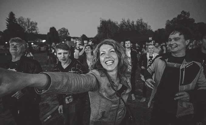 Sametová revoluce v Chocni Některé fotografie vyvolaly na tvářích pamětníků úsměv - při zmínce o nereza-vějících trabantech, nedostatkovém ovoci, které bylo k dostání snad jen o Vánocích, a podobně.