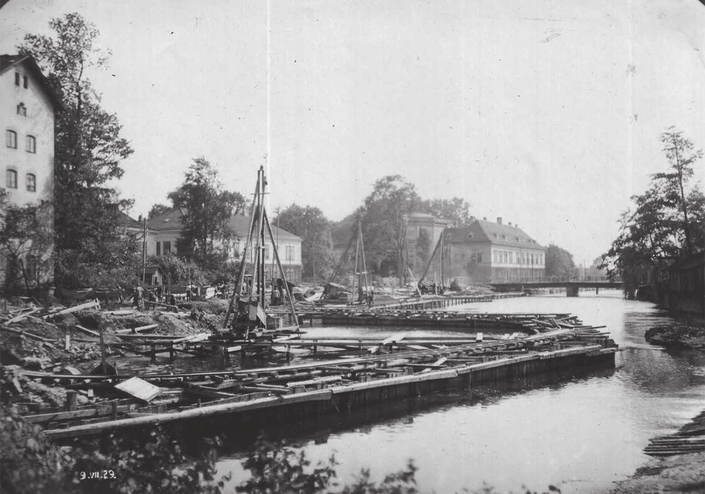Regulace řeky Tiché Orlice v Chocni, fotografie z roku 1929, pohled od pivovaru na zámek. Archiv Orlického muzea v Chocni němž byly umístěny pohybovací mechanismy pro oba válce.